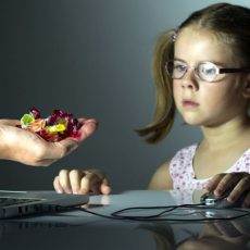 ДЕТИ И ИНТЕРНЕТ: осторожно, зависимость! ДЕТИ И ИНТЕРНЕТ: осторожно, зависимость!