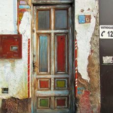 Дверь в прошлое и стопка моментальных фотографий