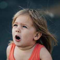 «Ребенок закричал, и вы вернули ему телефон». Можно ли нажать на кнопку и выключить истерику?