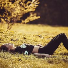 Подросток не учится и лежит на диване. Но это не значит, что вы должны кормить его с ложки