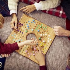 Топ- 4 настольных игры для хорошего настроения в праздники