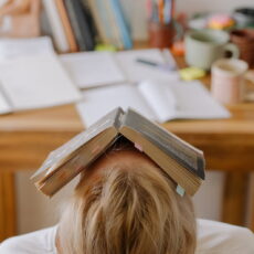 Сбитый режим после длинных праздников у подростка. Как спокойно адаптироваться и вернуться к ранним подъемам без ссор