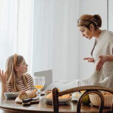 Ты мне грубишь! Не смей так со мной разговаривать!